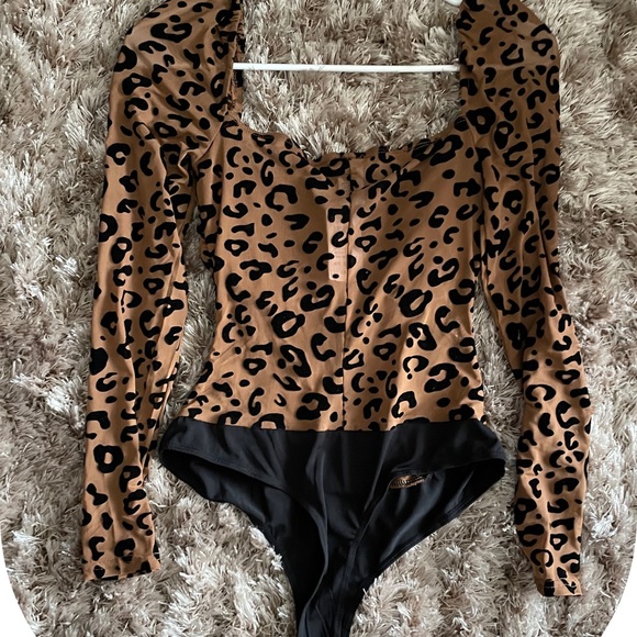 Windsor Leopard Corset Hook button Bodysuit. - Picture 4 of 5